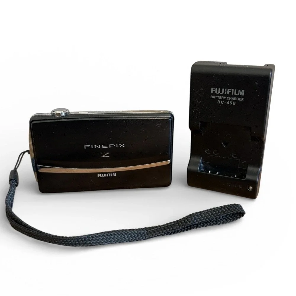 Fujifilm FinePix Z Digital Camera Black Compact Point & Shoot + BC-45B Charger‎